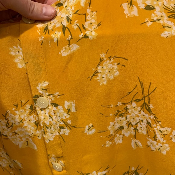 Madewell Silk Button-Back Tie Tee in Butterfly Garden - Picture 4 of 4